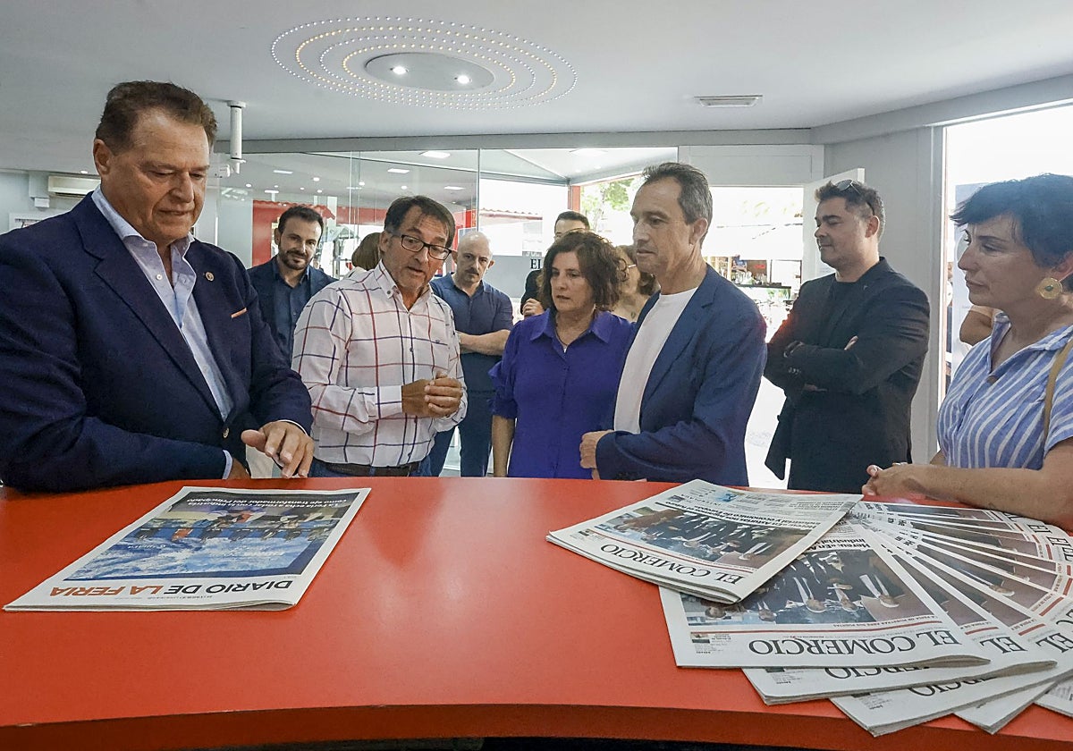 Visita a EL COMERCIO. Félix Baragaño, Ángel González, Daniel Sánchez.Faustino Zapico, Beatriz González , Ovidio Zapico, Francisco Asís y Begoña Collado.