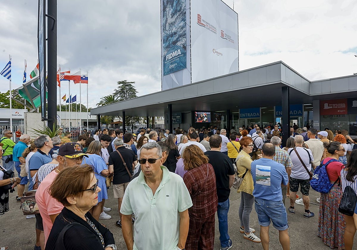 Imagen principal - Visitantes durante la primera jornada de la 68 Fidma.