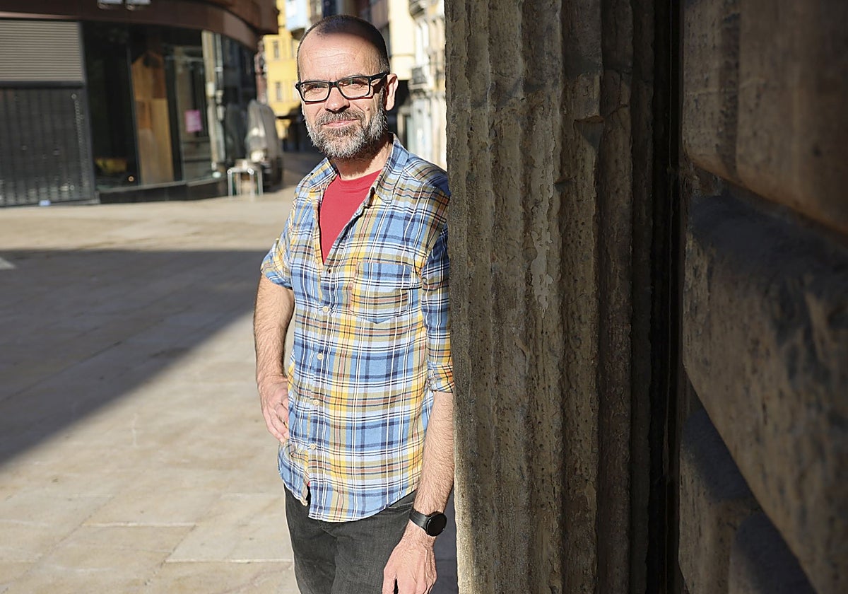 El dramaturgo José Busto en la plaza de Camposagrado de Avilés.