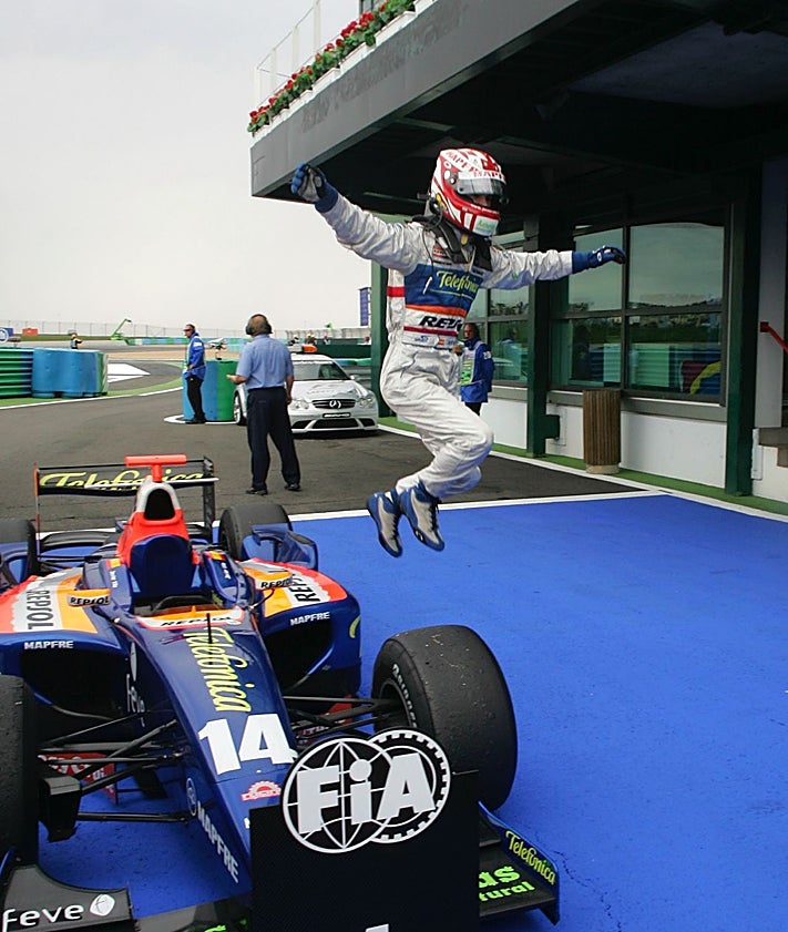 Imagen secundaria 2 - El piloto cuando era niño; en una exhibición en la calle Uría; y celebrando un triunfo.
