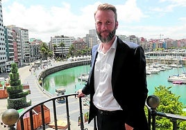 Daniel Martínez Junquera, director de Visita Gijón, en la Casa Paquet.