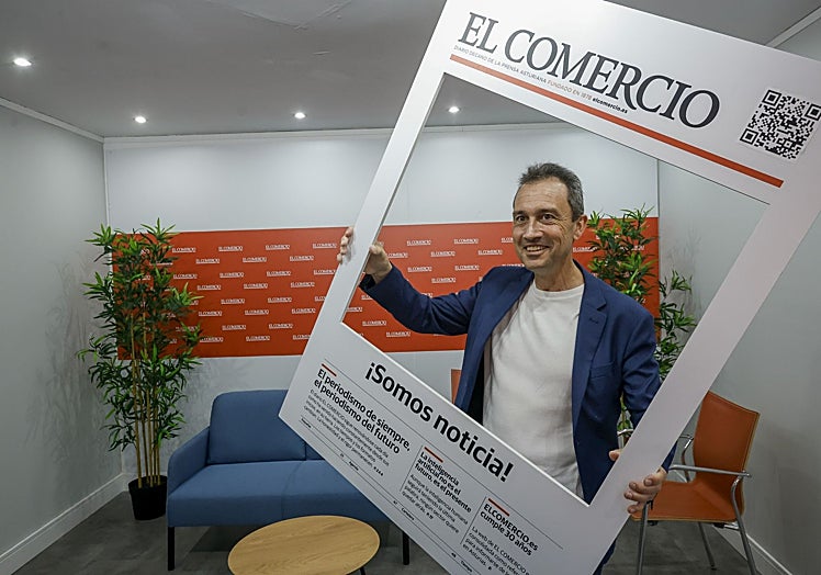Ovidio Zapico con el photocall ¡Somos noticia! que se encuentra en el estand de EL COMERCIO.