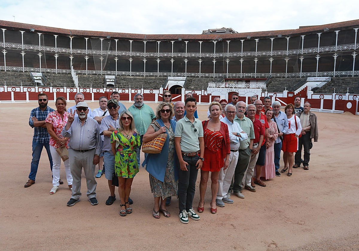 Presidenta y vicepresidenta de la Federación Taurina del Principado de Asturias posan junto a representantes de las peñas y aficionados en El Bibio.