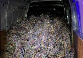 Furgón que conducía el detenido lleno de cable de cobre.