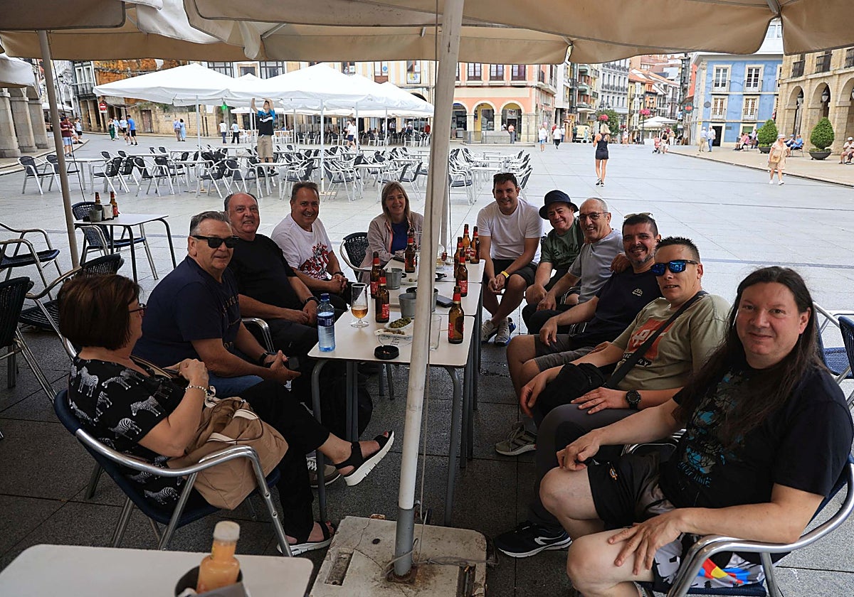 Un grupo de turistas toma algo en una de las terrazas de la plaza de España de Avilés.