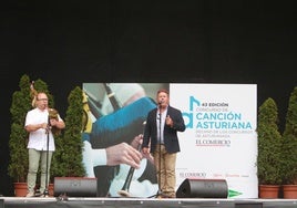 Valentín García interpreta 'El gaiteru' junto al gaitero oficial del concurso, Alfonso Fernández.