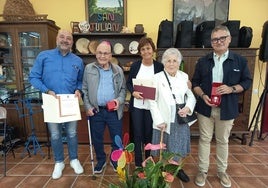 Alfredo González y María de los Dolores Pérez, con Guzmán Pendás, Carmen Moriyón y Gilberto Villoria en la sede vecinal de Roces.
