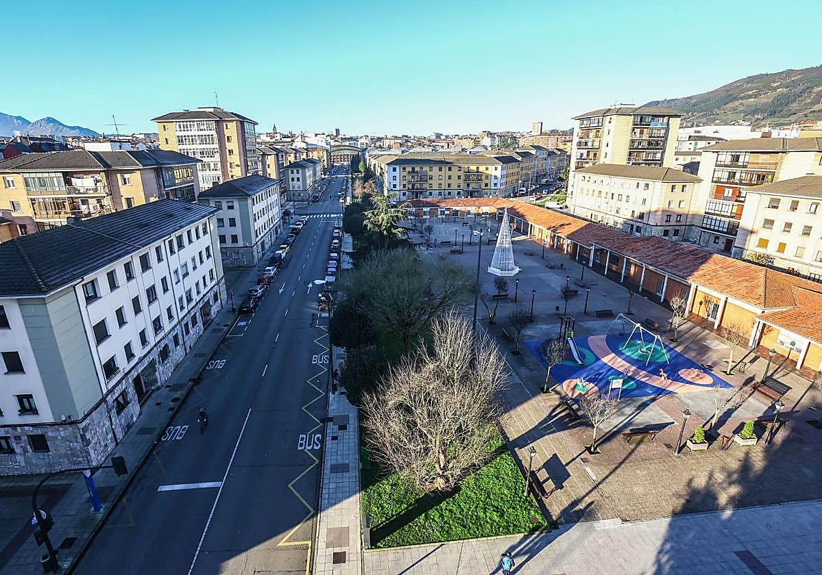 Plaza lago Enol, en Ventanielles, uno de los barrios de Oviedo con más viviendas vacías en la capital.