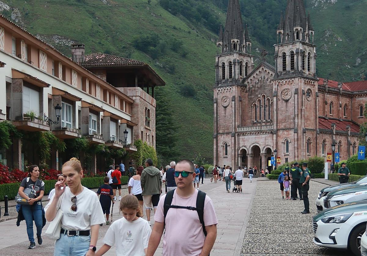 Una familia pasea por el Real Sitio de Covadonga, uno de los lugares más visitados de Asturias.