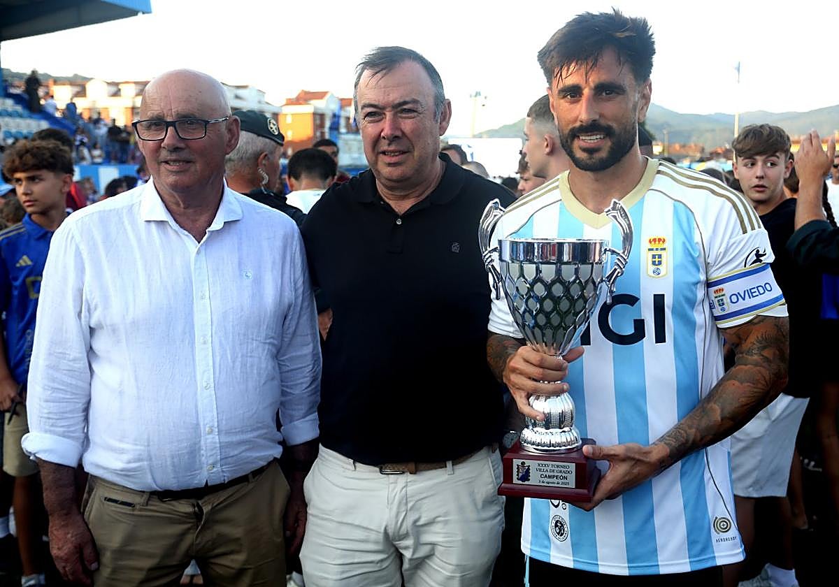 Costas recogió el trofeo, que acredita al Oviedo como campeón.