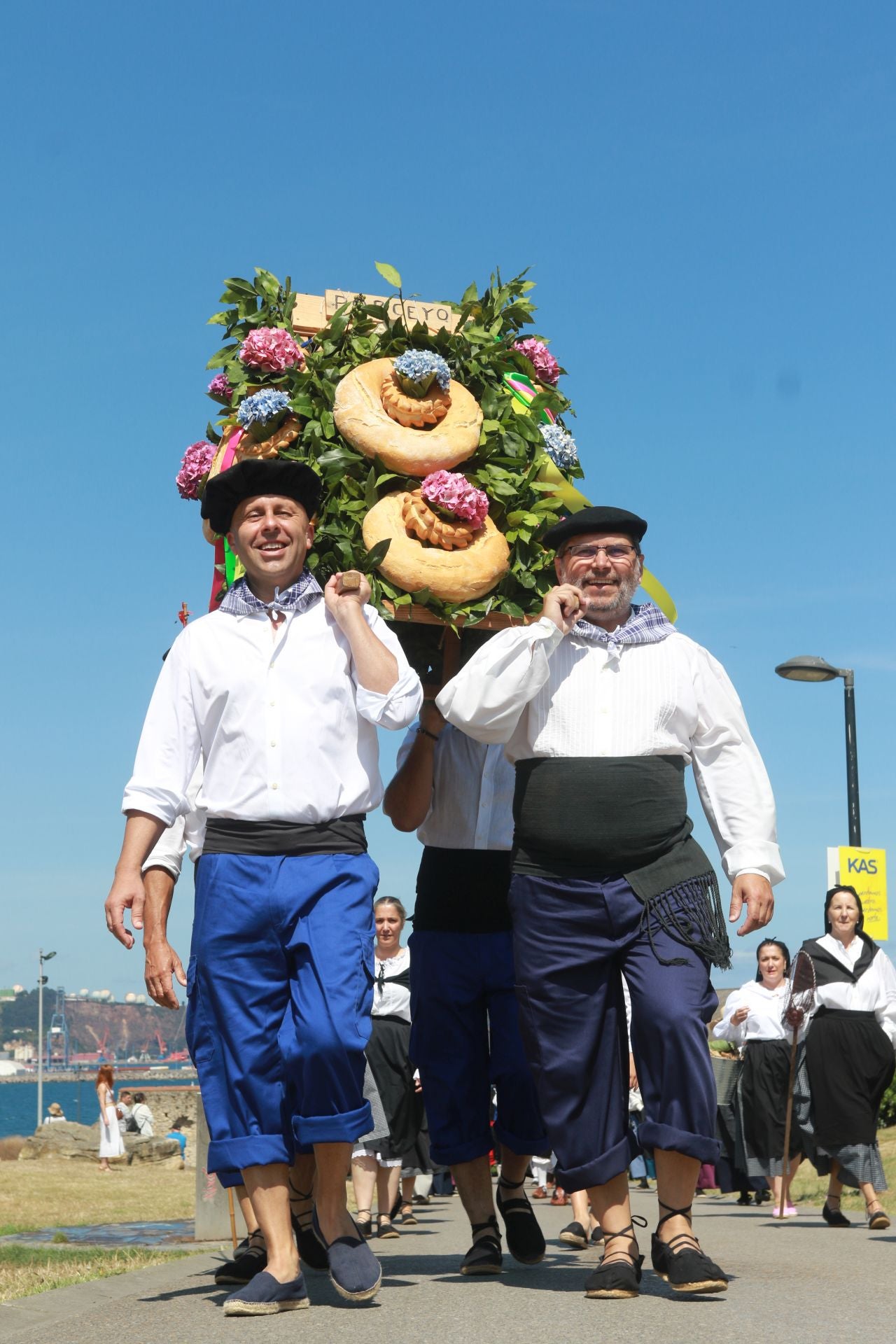 Juegos tradicionales y desfile por el Día de Asturias en Gijón