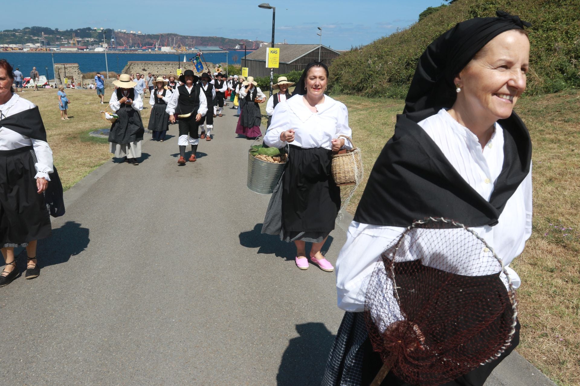 Juegos tradicionales y desfile por el Día de Asturias en Gijón