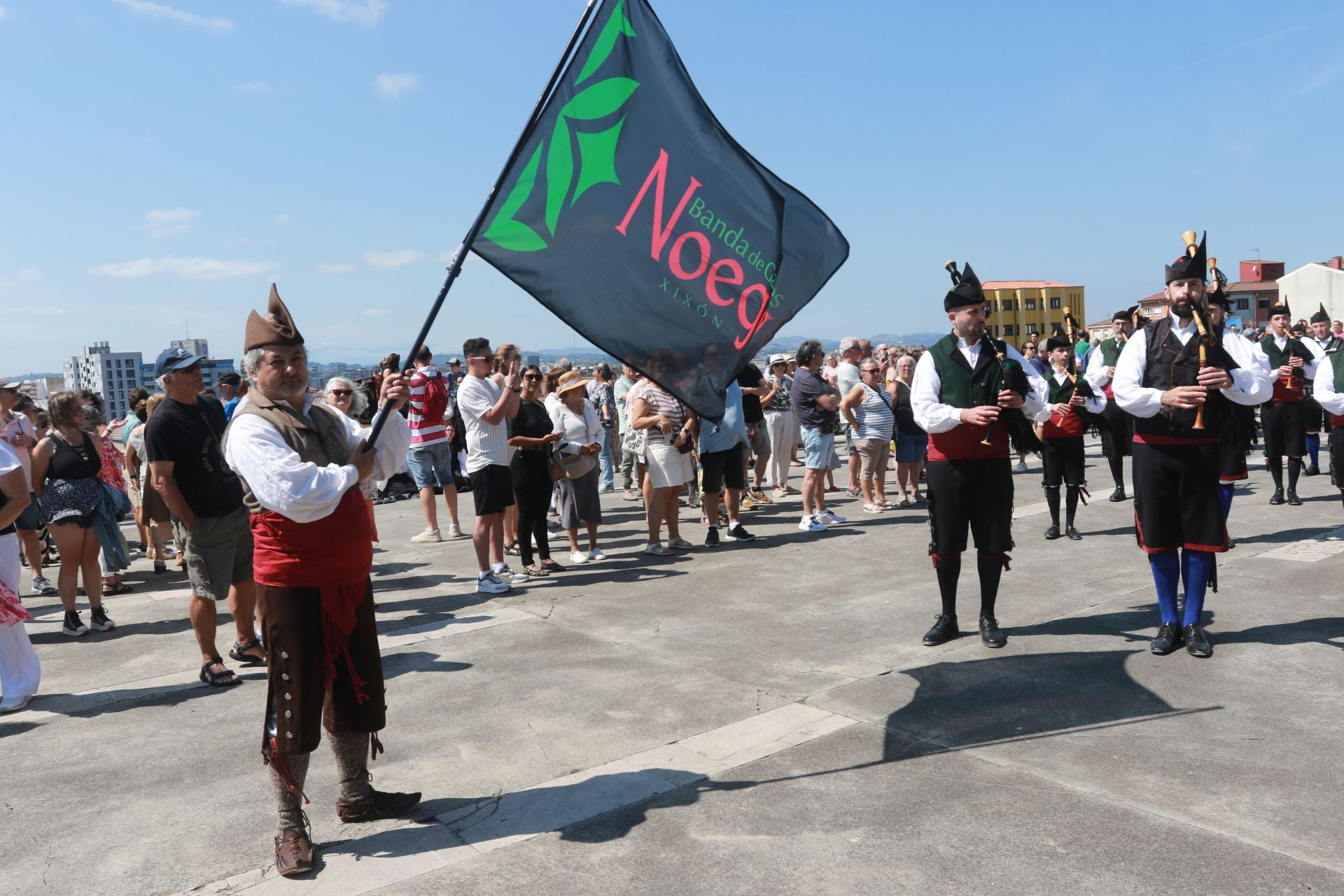 Juegos tradicionales y desfile por el Día de Asturias en Gijón
