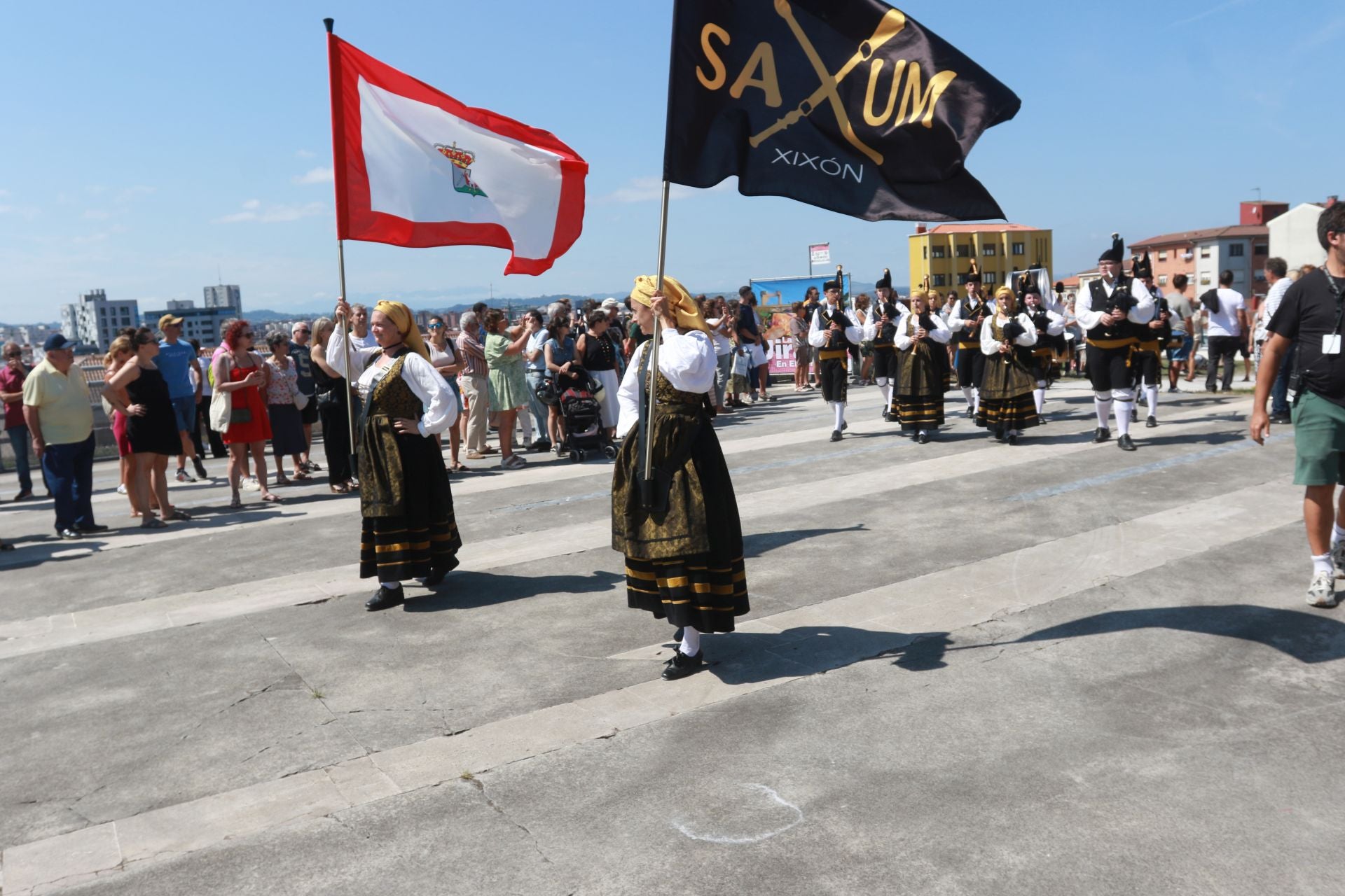 Juegos tradicionales y desfile por el Día de Asturias en Gijón