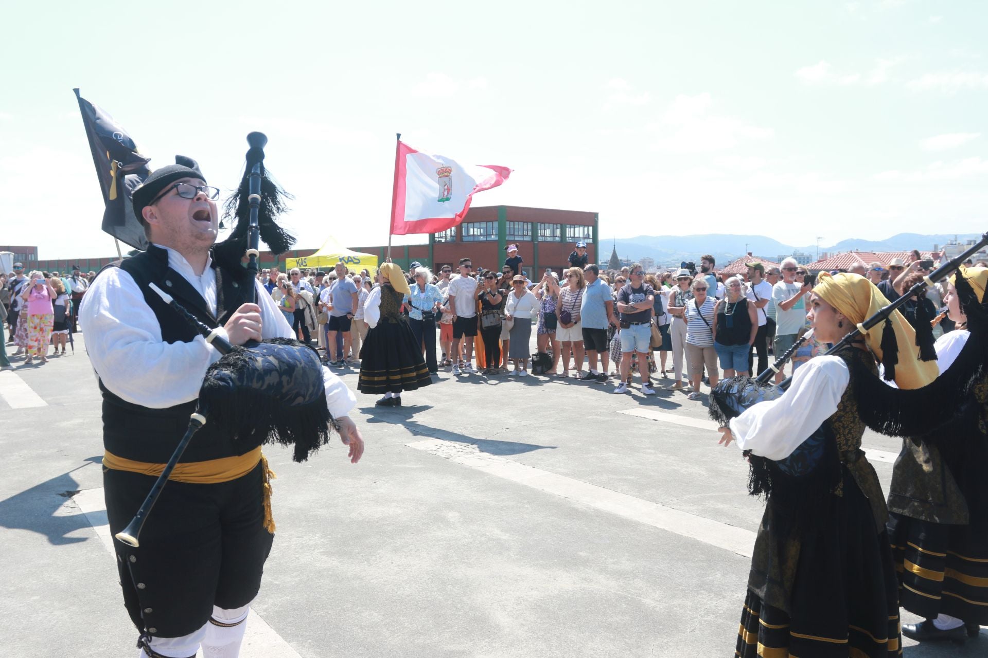 Juegos tradicionales y desfile por el Día de Asturias en Gijón