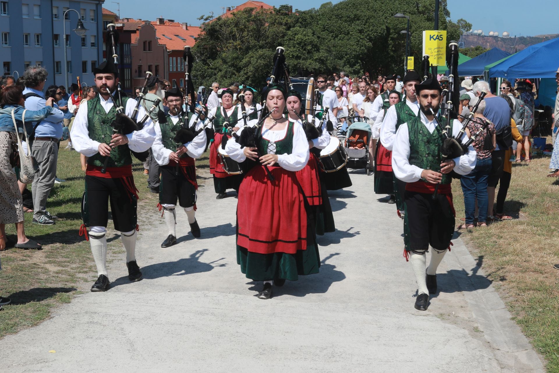Juegos tradicionales y desfile por el Día de Asturias en Gijón
