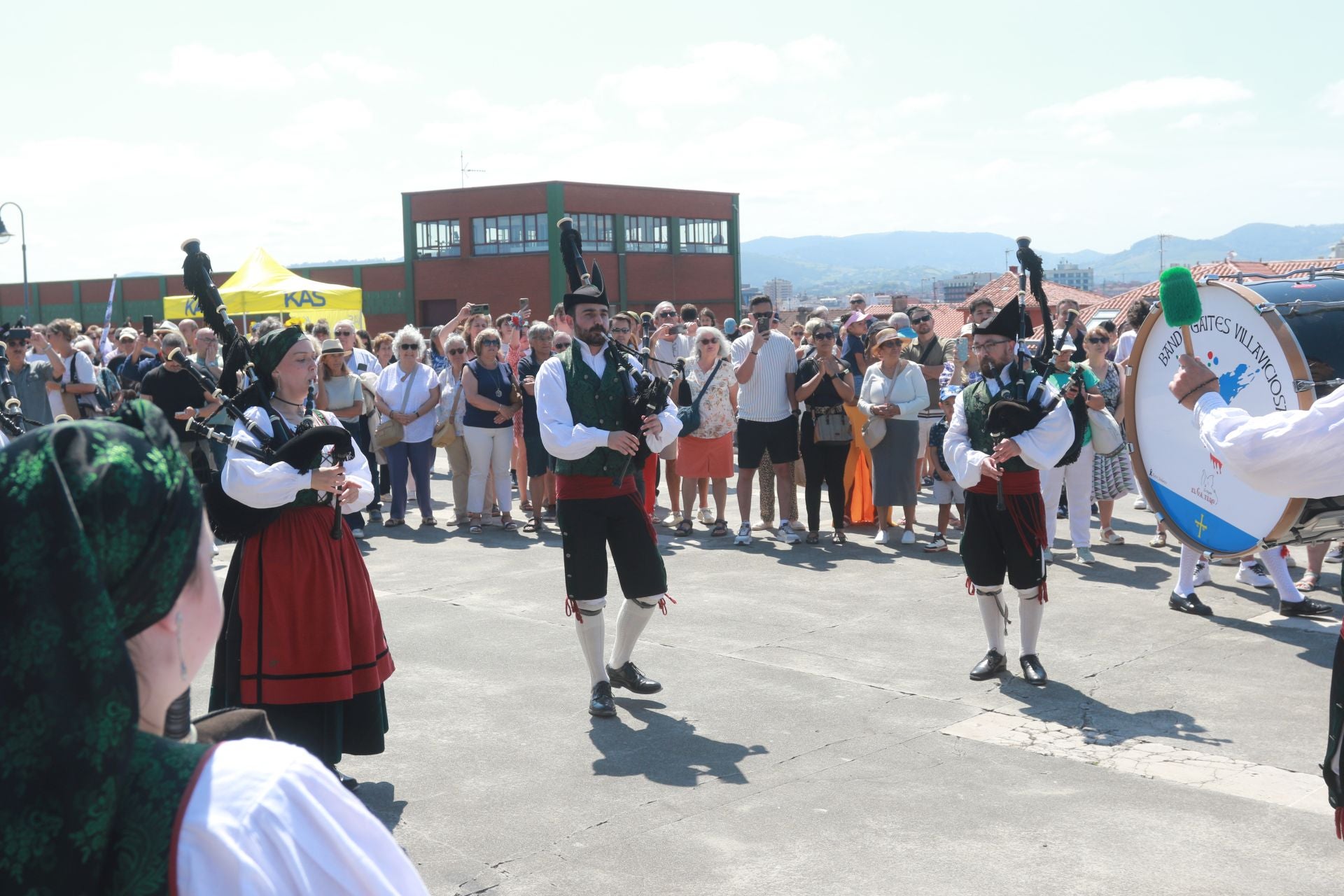 Juegos tradicionales y desfile por el Día de Asturias en Gijón