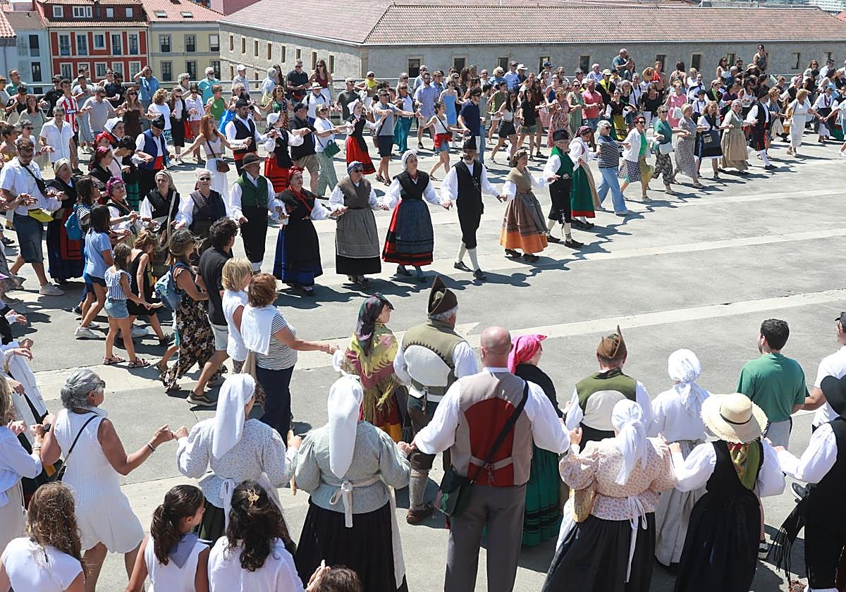 Juegos tradicionales y desfile por el Día de Asturias en Gijón