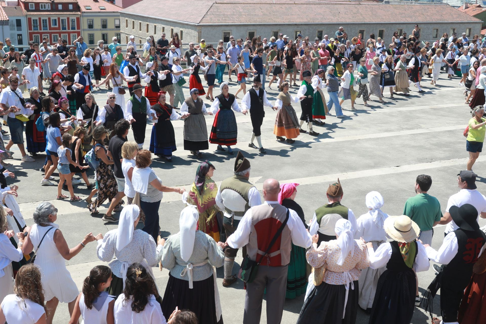 Juegos tradicionales y desfile por el Día de Asturias en Gijón