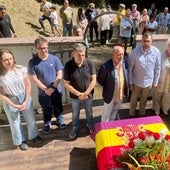 Adrián Barbón junto a Manuel García Salgado (a su derecha) en el homenaje a los ocho socialistas fusilados en la mina Bornaína en 1938.