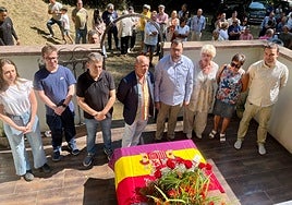 Adrián Barbón junto a Manuel García Salgado (a su derecha) en el homenaje a los ocho socialistas fusilados en la mina Bornaína en 1938.