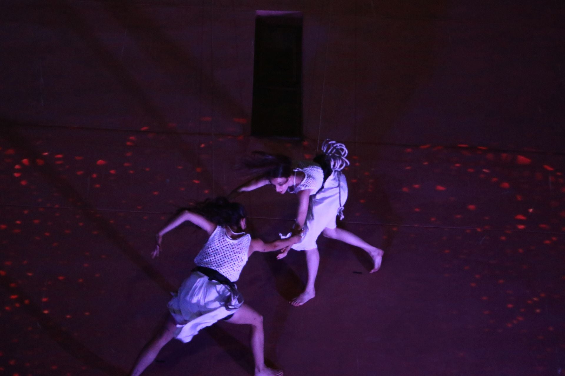 Laglo Zirkodantza se cuelga de la torre del reloj de Gijón