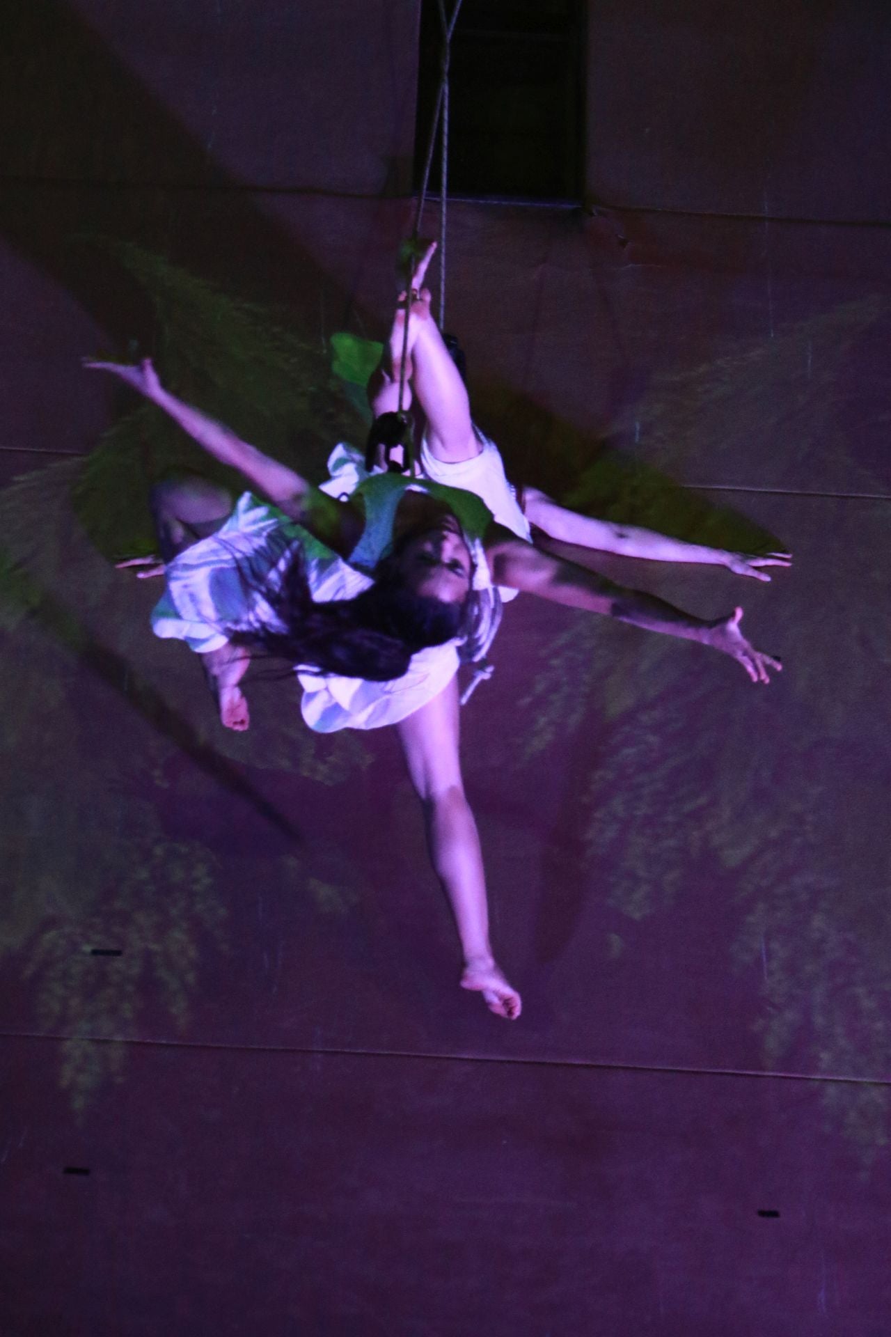 Laglo Zirkodantza se cuelga de la torre del reloj de Gijón