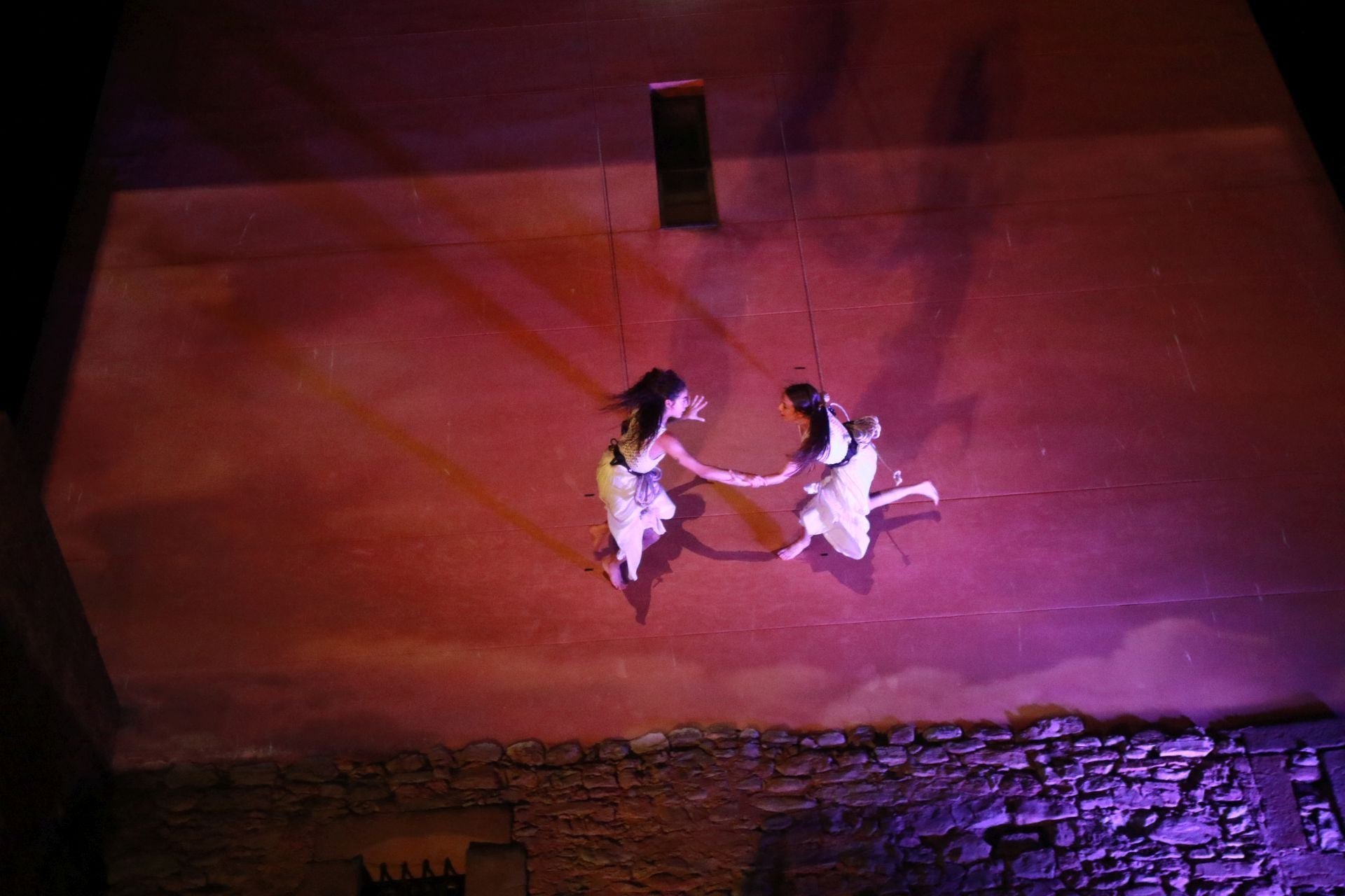 Laglo Zirkodantza se cuelga de la torre del reloj de Gijón