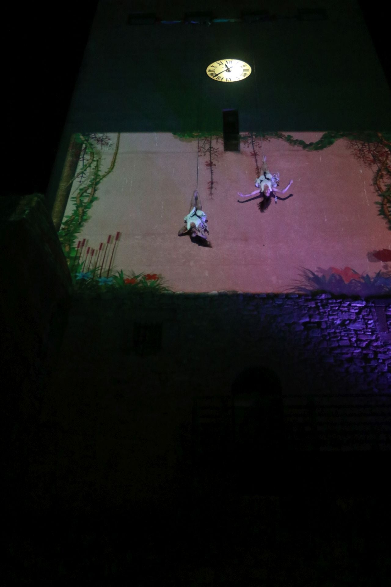 Laglo Zirkodantza se cuelga de la torre del reloj de Gijón