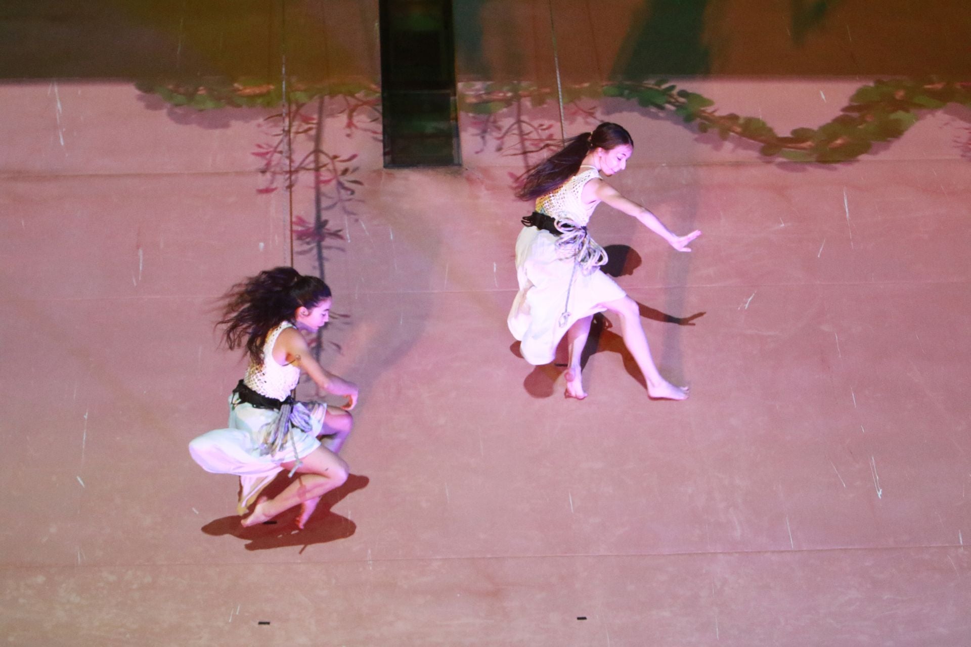 Laglo Zirkodantza se cuelga de la torre del reloj de Gijón