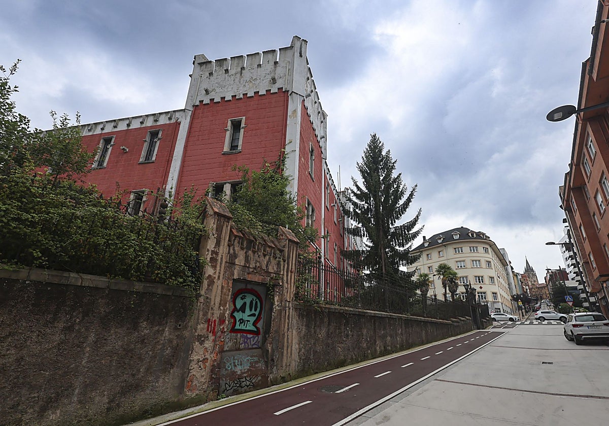 El edificio de acceso a La Vega, propuesto para acoger la Agencia Estatal de la Salud Pública.