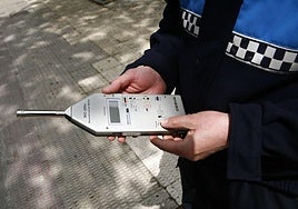 Medidor de decibelios, en manos de una agente de policía.