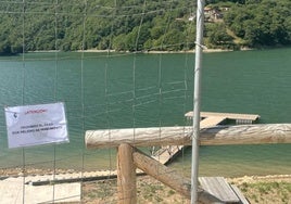 El acceso a los pantalanes del embalse navegable de Tanes, vallado y con la advertencia de peligro de hundimiento