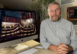 Luis Muñiz, en su estudio, junto a unas imágenes del Palacio Valdés.