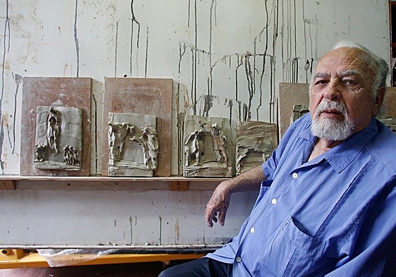 Antonio Oteiza junto a su obra.