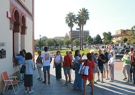 Los primeros en llegar a la taquilla de la plaza de toros lo hacían cerca de las seis de la mañana.