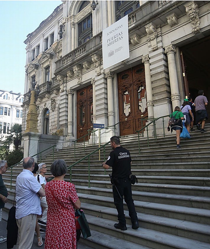 Imagen secundaria 2 - Jornadas de puertas abiertas en la Junta General del Principado de Asturias: «Es muy majestuosa y las escaleras impresionan»