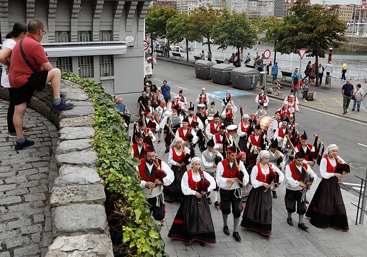 Una actuación de la banda de gaitas Villa de Xixón.