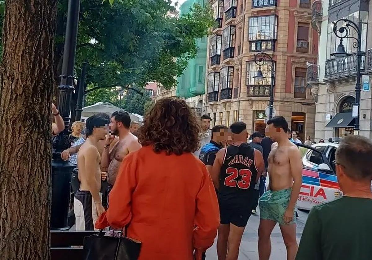 Detención de un hombre por el robo a varios bañistas de la playa de San Lorenzo de Gijón.