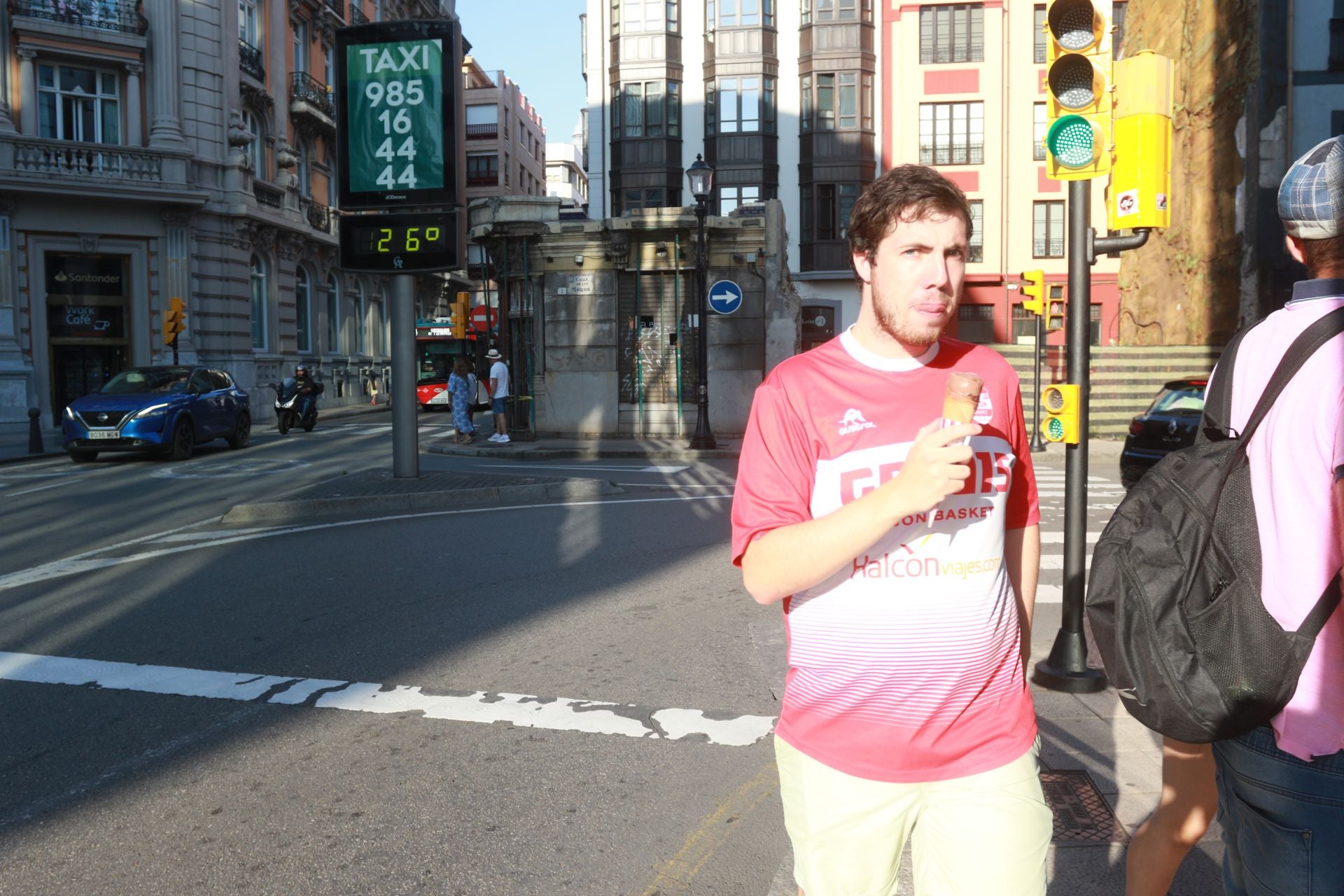 Las playas, los helados y las piscinas alivian la ola de calor en Asturias
