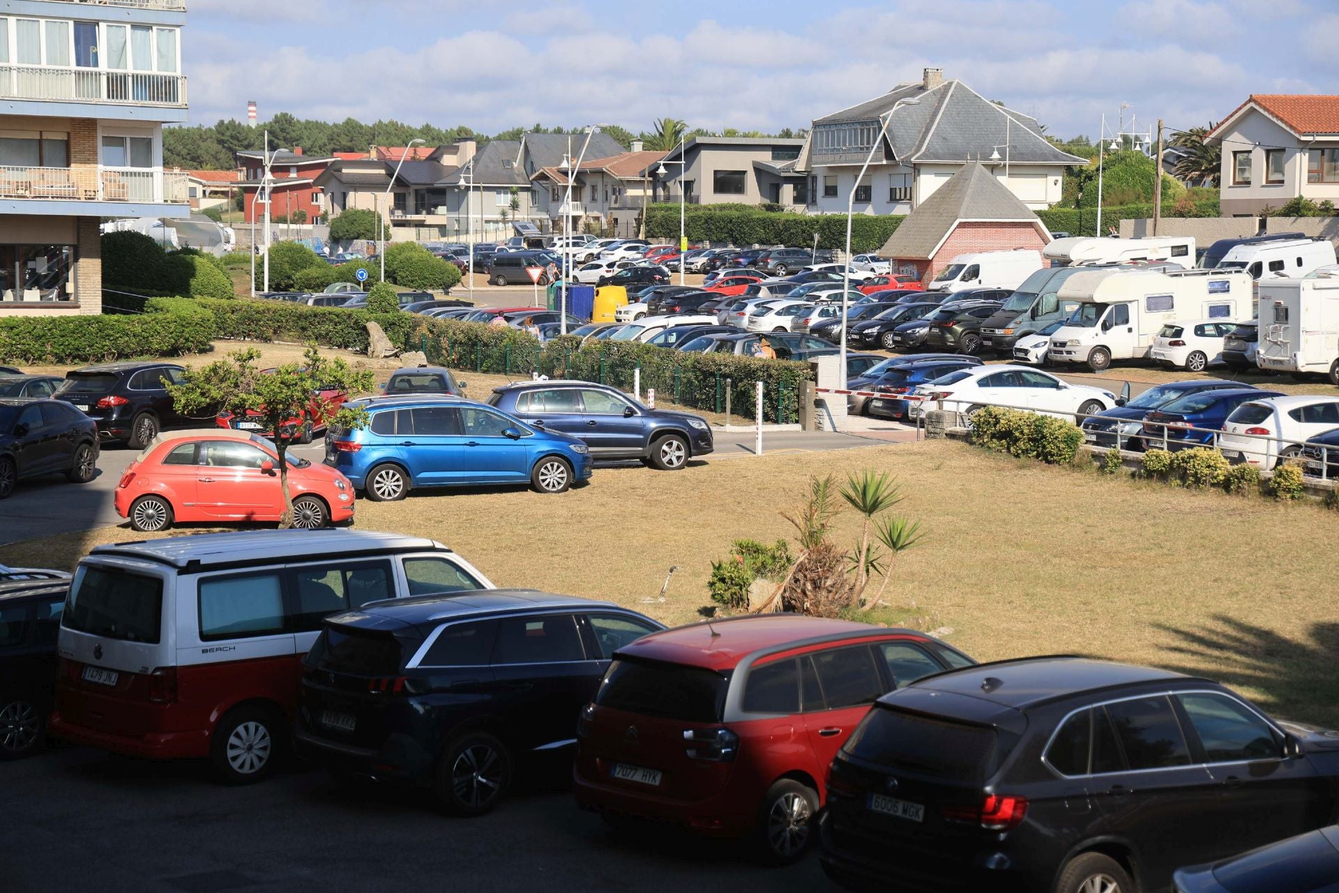 Las playas, los helados y las piscinas alivian la ola de calor en Asturias