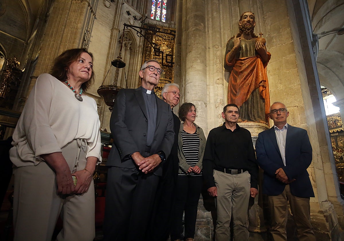 Otilia Requejo, José Ramón Garcés, Benito Gallego, Emilia Fernández, Jesús Puras y Antón García, delante de la restaurada imagen de El Salvador.