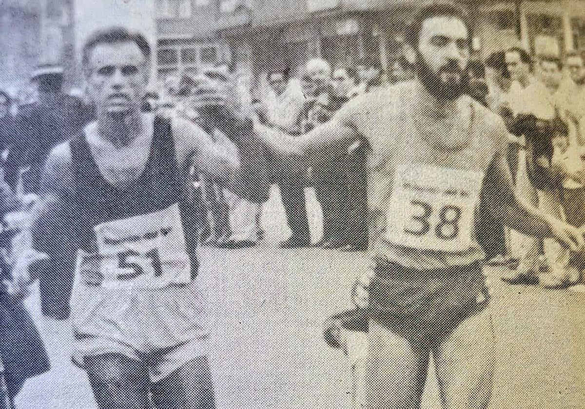 Cecilio Benito y Luis Fernández cruzando la línea de meta agarrados de la mano.