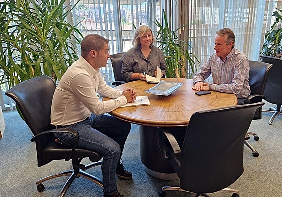 El secretario general de URA, Borja Fernández, Rocío Huerta y Marcelino Marcos. E. C.