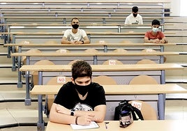 Estudiantes en la Universidad de Oviedo al inicio del curso 2020-2021.