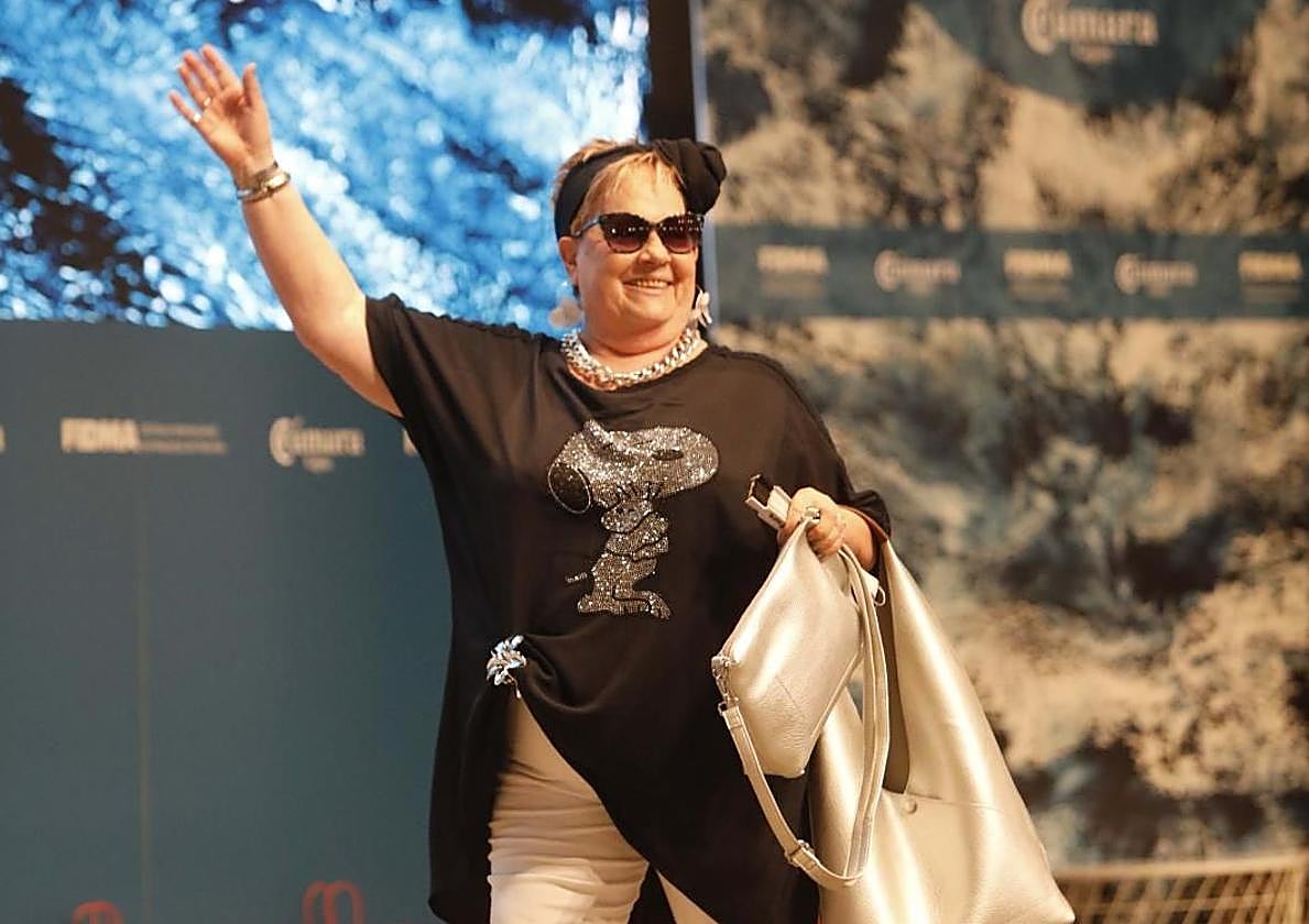 Una de las participantes senior saluda al público con desparpajo.