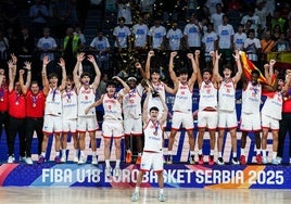 La Selección en lo alto del podio recoge la copa de campeones de Europa, con Huelves, el cuarto del equipo por la izquierda.