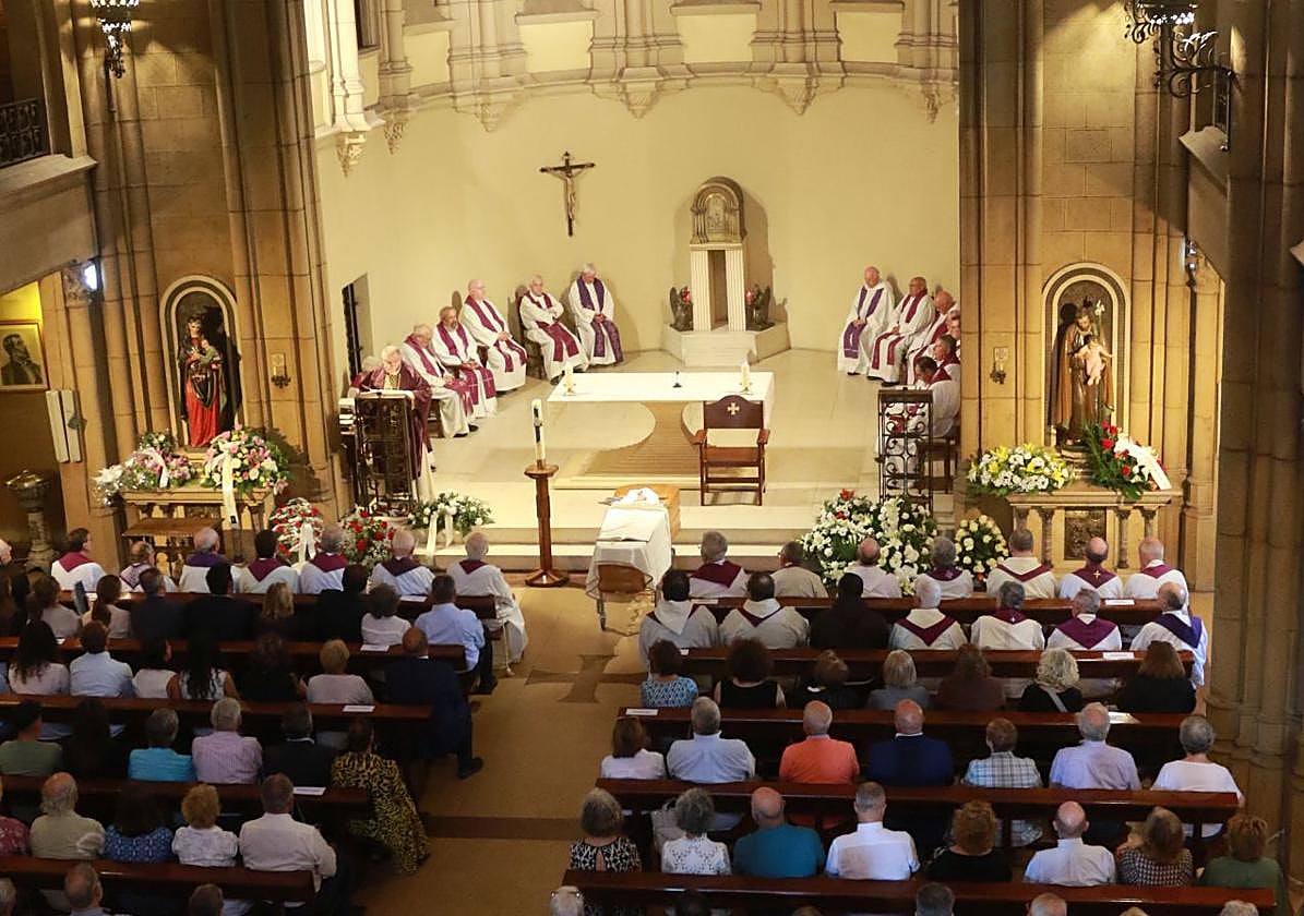 La iglesia parroquial de La Asunción acogió el funeral de cuerpo presente por José Antonio García Santaclara.