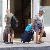 Turistas a la entrada del Hotel Asturias, en plena plaza Mayor de Gijón.