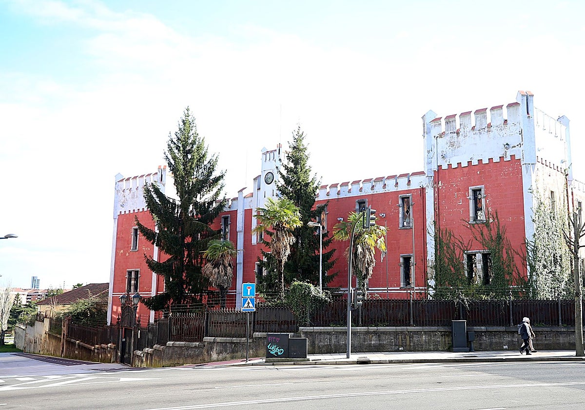 El castillete de la fábrica de armas de La Vega, punto central de la candidatura de Asturias para acoger la Agencia de Salud.